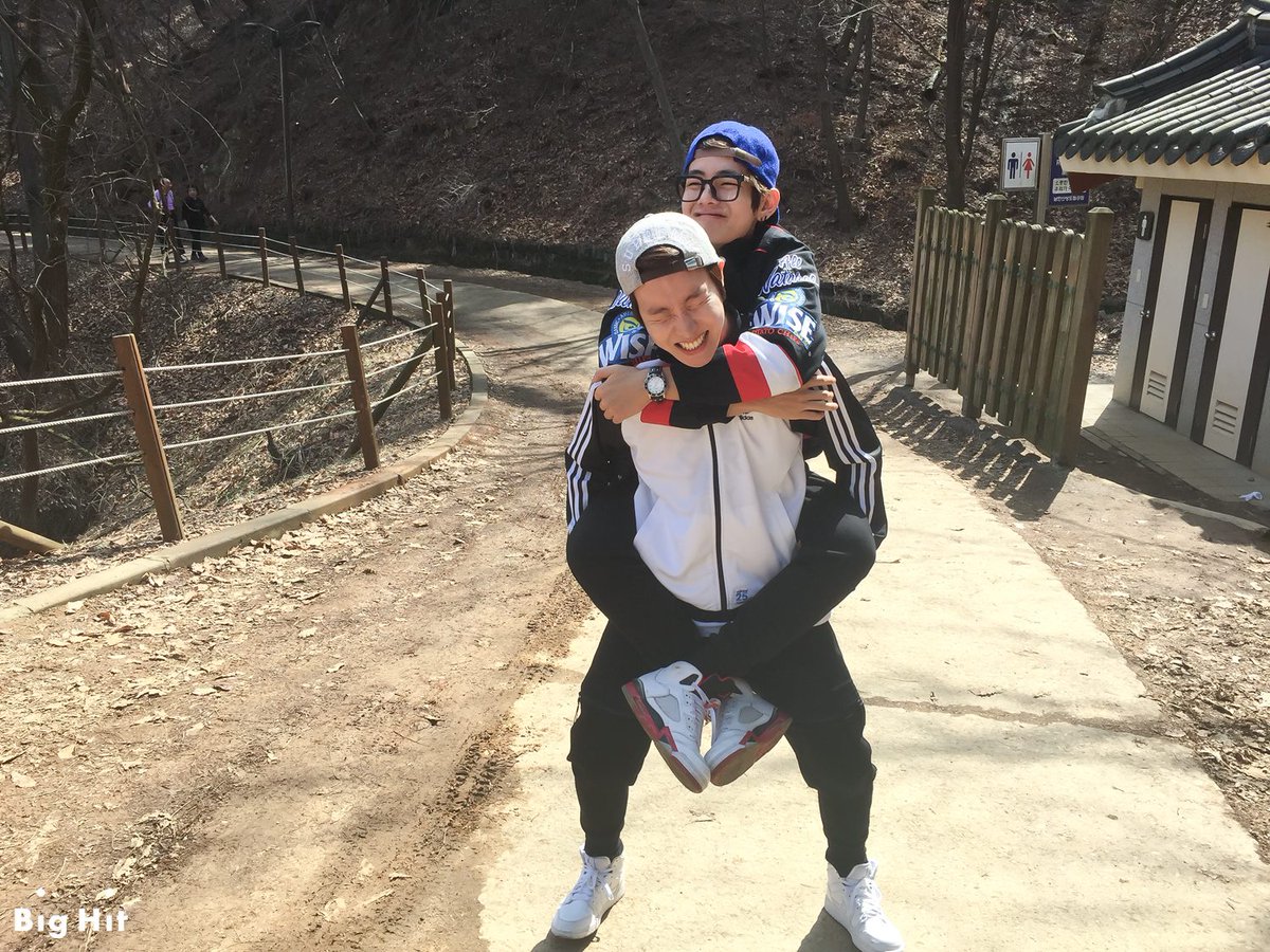 Genissuarez's tweet photo. Una amistad tan hermosa, si no es así no quiero nada <3 
#bts #MAMAVOTE @BTS_twt https://t.co/zWqA9uMcQT