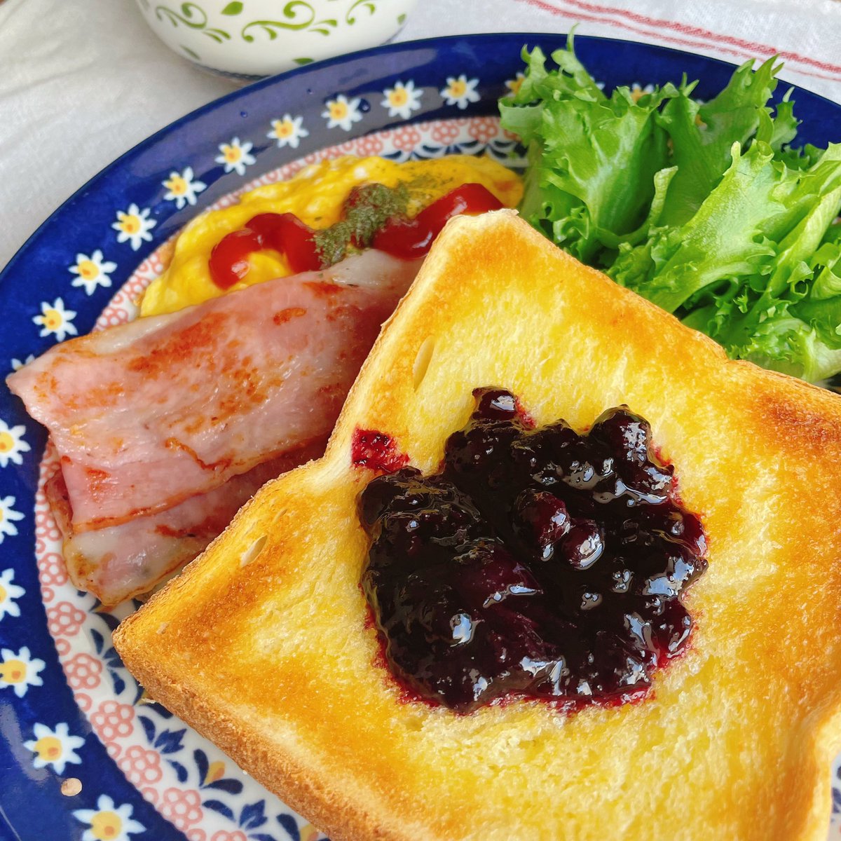 365breakfast's tweet photo. 🍽本日のワンプレート
☑︎トースト
☑︎サラダ
☑︎スクランブルエッグ
☑︎ベーコン
☑︎カフェインレスカフェオレ
#朝ごはん #朝食 #ワンプレート朝食
#Twitter家庭料理部 https://t.co/UpX2Dmjflv