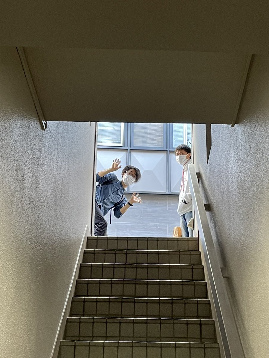 おはようございます🌞
今日は早稲田祭ですね！あおさこは第7部の最後の方に演奏させていただきます！ぜひ配信をご覧ください！
当日朝練終わりのベーパ2人組です↓