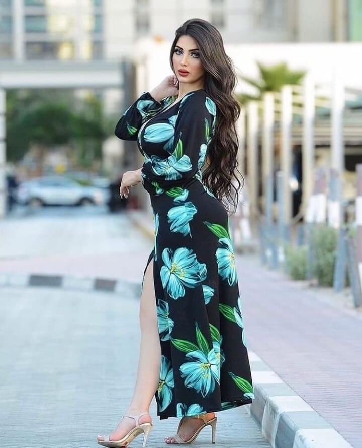 اجمل مافي الحب
ان تنتظرسماع صوت من تحب وتغمض عينك
وتراه امامك
وينتظر ايضااا سماع صوتك في نفس اللحظة 
هو يفكر بك 
عجبت لك أيها الحب جسدان يفرق بينهم بلاد
وأنهار وبحور 
ولكن القلب والروح يلتقيان كل ليلة...
❤️🌿🌿