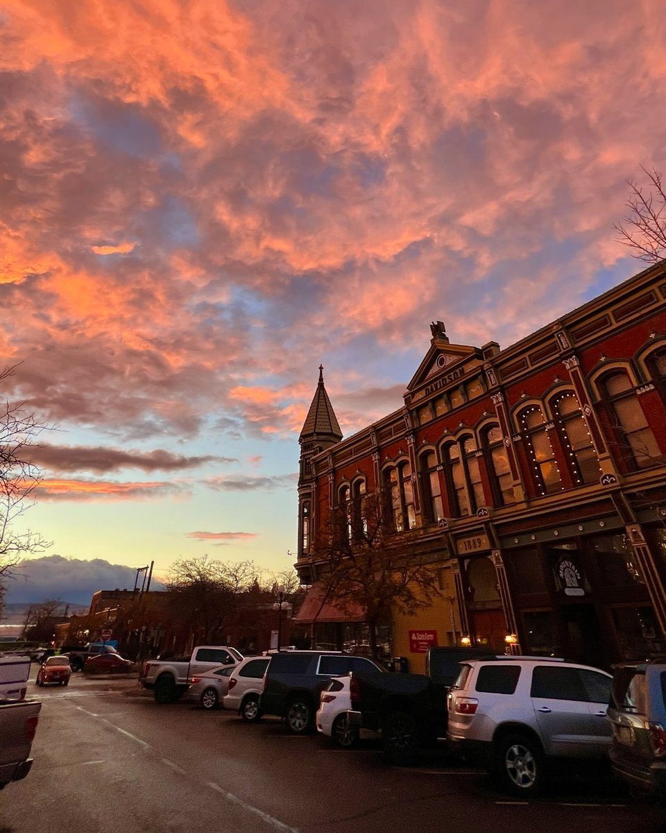 CentralWashU's tweet photo. Nothing closes out a busy week of school like one of our gorgeous Ellensburg sunsets.
Have a great weekend, Wildcats!
#CWUTogether https://t.co/pPsf6jM2hy