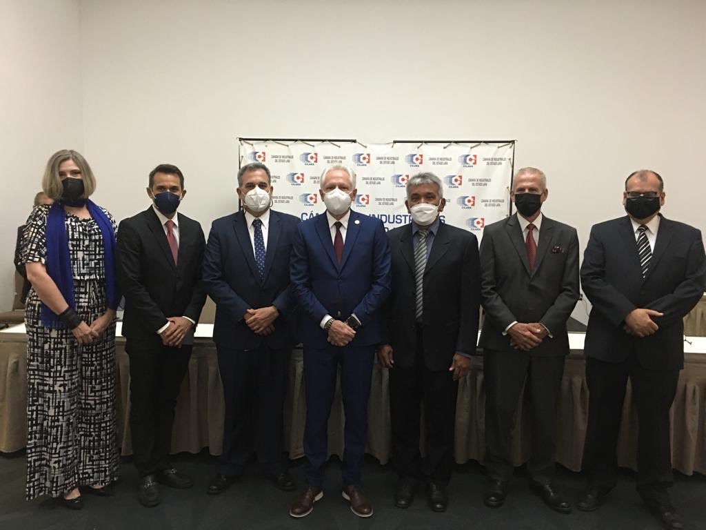 Conindustria's tweet photo. Luigi Pisella (@LuigiPisella ) Pdte de #Conindustria, juramentó a la nueva junta directiva de la Cámara de Industriales del estado #Lara (@cilaraaldia ) que será presidida por Joel Segura. Felicitaciones y el mayor de los éxitos! 
#Gremios
#Industriales
#Empresarios 
#Venezuela https://t.co/cxnqe15EoP