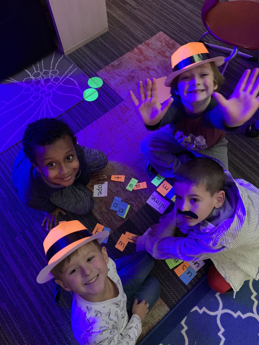 GeliMarquis's tweet photo. Classroom transformations @LindaLyonES 1st graders celebrated being word detectives today-secret codes, hidden words, mysterious footprints and fingerprints. @TechNinjaTodd #ILoveRockwallISD @penton_jennifer https://t.co/4BcDecDIQx
