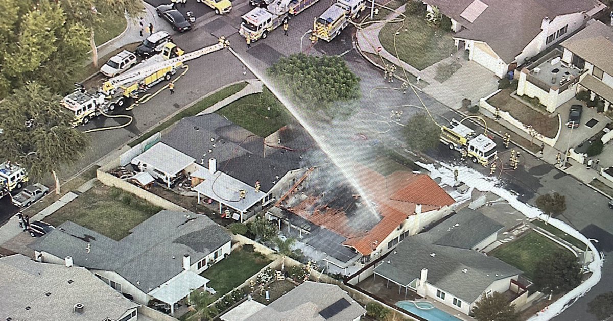 RoadSageLA's tweet photo. Disturbing house fire in Simi Valley. After a family dispute, someone in the home doused the property in lighter fluid and set it on fire. Everyone inside got out and the suspect has been apprehended. The suspect has a stab wound and has been taken to the hospital @CBSLA https://t.co/pSno8RiDgM