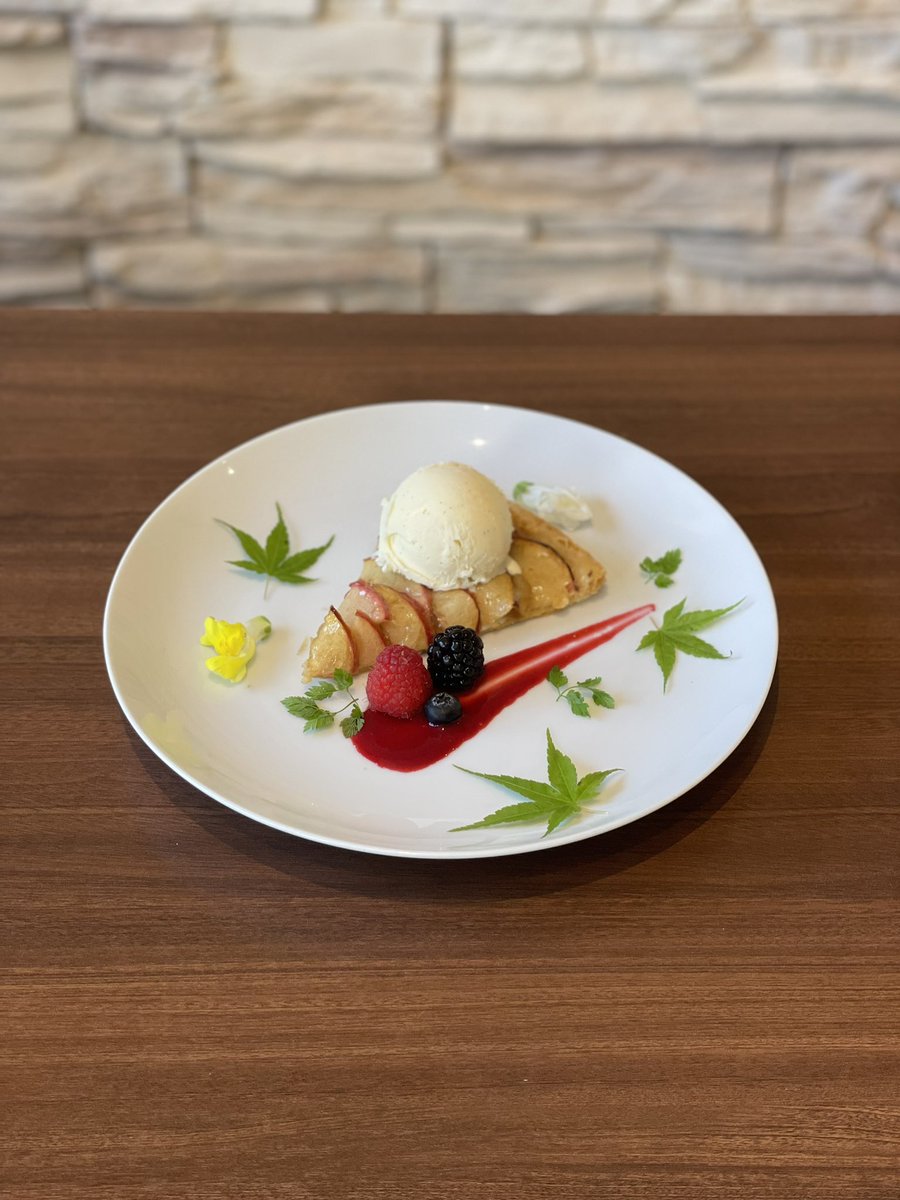 DKitanishi's tweet photo. 洋菓子は手間暇がかかる。
人件費も光熱費も原材料も今は凄く高騰している。
値上げにネガティブな人もいるけど、安い商品は誰かの犠牲の上で成り立っている。
商品に価値を付けてしっかり値上げして、その犠牲を無くすのがこの業界を改善する方法。
原価計算に人件費も含めないと今後成り立たなくなる https://t.co/VELqhN6MZp