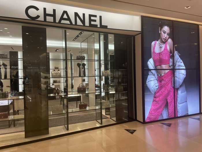 บบ on X: Chanel Boutique, Shinsegae Department Store #JENNIE   / X