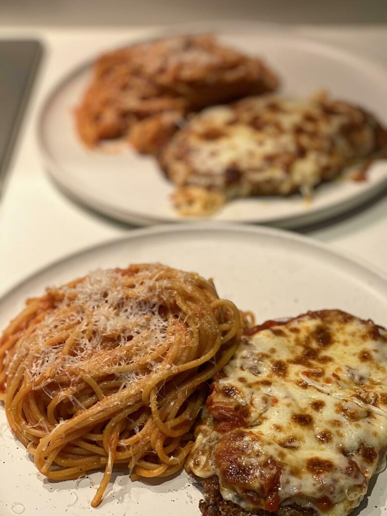 foodietechlab's tweet photo. [homemade] chicken parm #viral #trending #foodie #foodblogger #foodphotography #ff #tbt #ico https://t.co/hrF0OAdTqC
