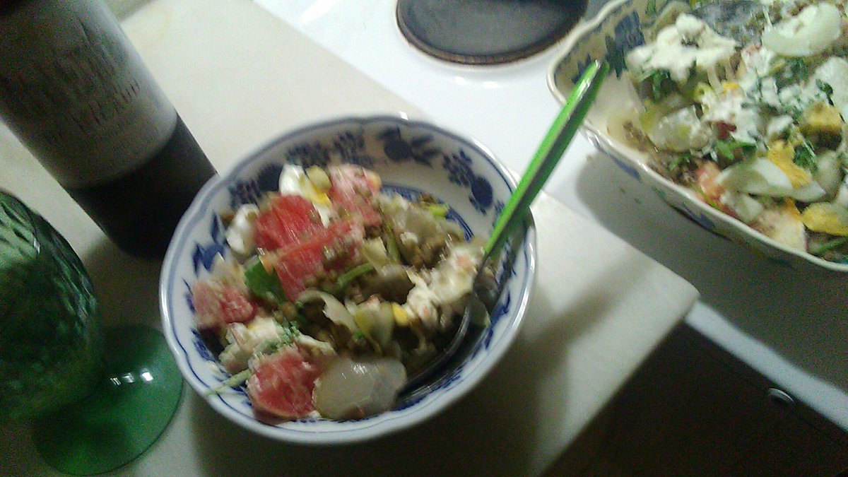 wahinertraveler's tweet image. I made a German salad with lentils, chicorée, grapefruit🍊, roasted almonds + a crème fraîche/Meerrettich/apple vinegar/white pepper🍚dressing.