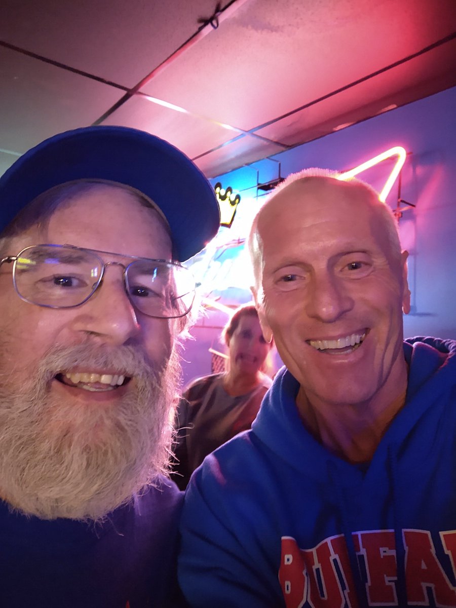 KasanovDavid's tweet photo. Finally met #pintoron #BillsMafia https://t.co/ujZidxuZAQ
