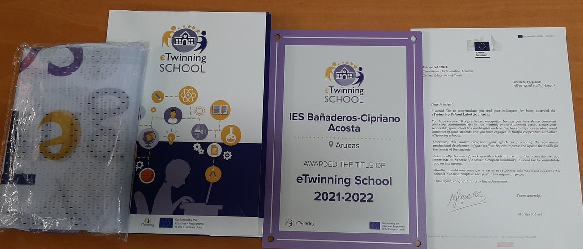 Contentos de recibir nuestra placa que nos acredita una vez más   como centro #etwining
@EducacionCan
<a href="/eTwinning_es/">eTwinning España</a>
<a href="/RadioArucas/">Radio Arucas</a> <a href="/eTwinningCanary/">Embajada eTwinning Canarias</a>
<a href="/OPEECanarias/">OPEEC</a>