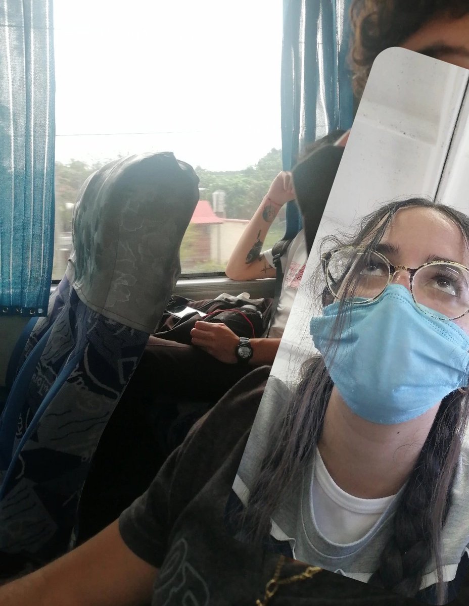 CharlyBY2's tweet photo. bueno, allí atrás tienen al chico del que me enamoré en la guagua, me cogió tirándole fotos😂 https://t.co/A0DCMyzc3h