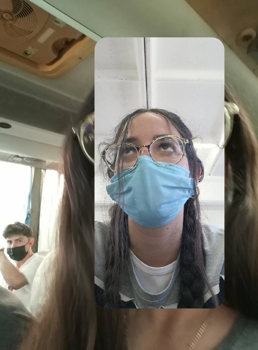 CharlyBY2's tweet photo. bueno, allí atrás tienen al chico del que me enamoré en la guagua, me cogió tirándole fotos😂 https://t.co/A0DCMyzc3h