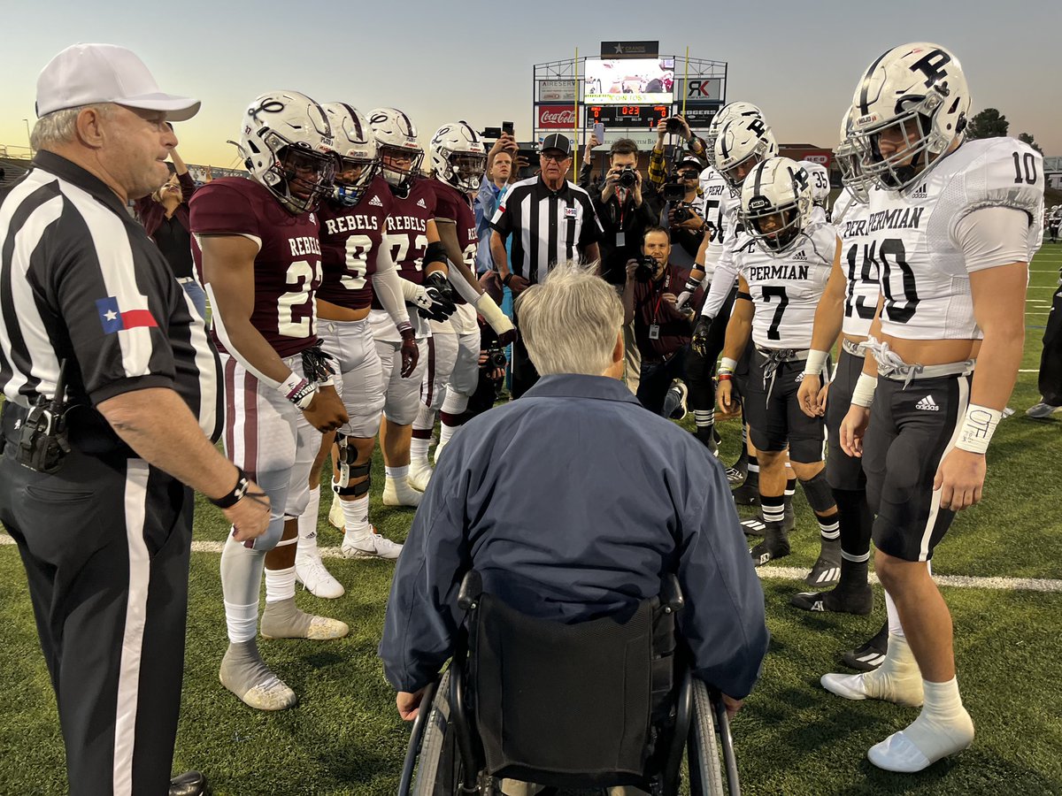 GregAbbott_TX's tweet photo. Friday Night Lights.

@OdessaPermian @LHSrebelFB https://t.co/PzffhkKg2m