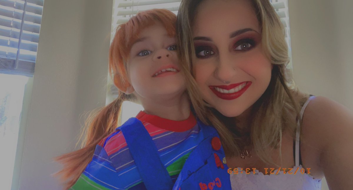 lucy0572's tweet photo. @JenniferTilly @fionadourif @RealDonMancini @SYFY @USA_Network @ChuckyIsReal Love you jenn!! My daughter wanted to be chucky for Halloween so I was Tiffany https://t.co/ttVtKxvrrd