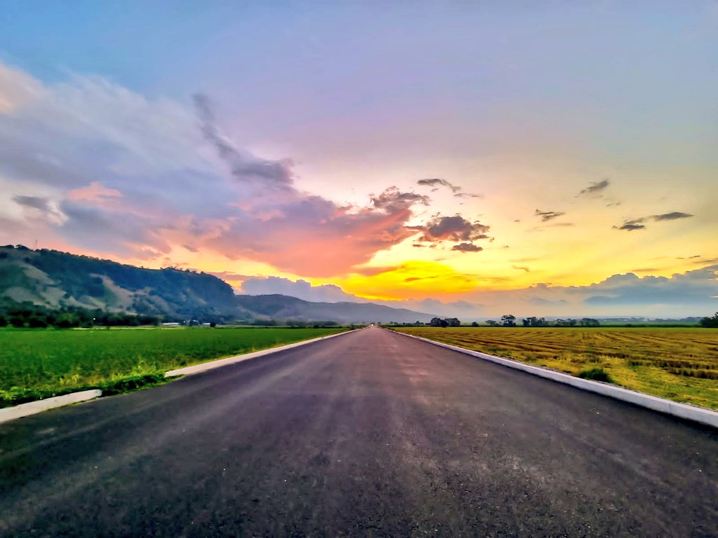 ObrasPublicasSV's tweet photo. Muy pronto recorreremos esta carretera de 10.8 kilometros que tiene esta maravillosa vista.🤩

📍Periférico Claudia Lars, un legado que dejaremos en el Gobierno del Presidente @nayibbukele.

Ya trabajamos en la premarca para la señalización vial.✅ https://t.co/dFh9KZvjVf