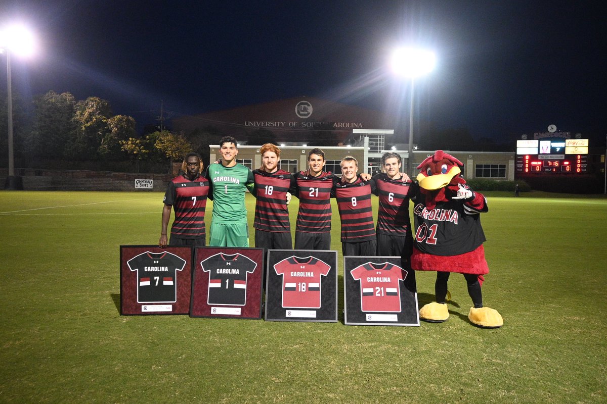 GamecockMSoccer's tweet photo. 🐓 Thank you, seniors! #Gamecocks https://t.co/Pm6pPN8l5Y
