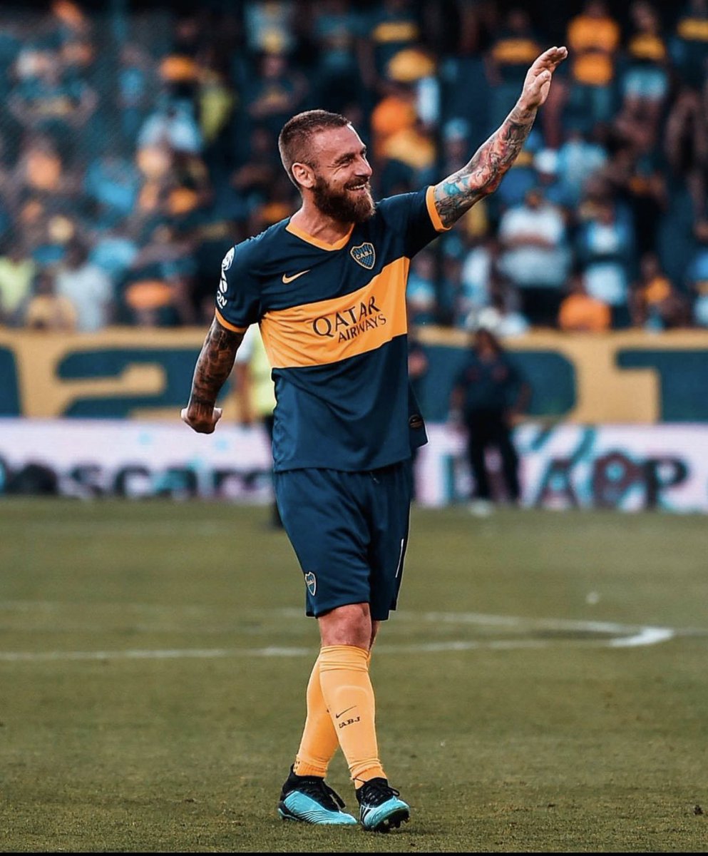 PadreBostero's tweet photo. Todavía cuesta caer y ser conscientes que un campeón del mundo como de Rossi que ademas jugó en un solo equipo en toda su carrera se haya retirado en nuestro club solo para cumplir su sueño de vestir esta gloriosa camiseta. No tomamos dimensión de lo gigante que es Boca. https://t.co/ffcndPZOUP
