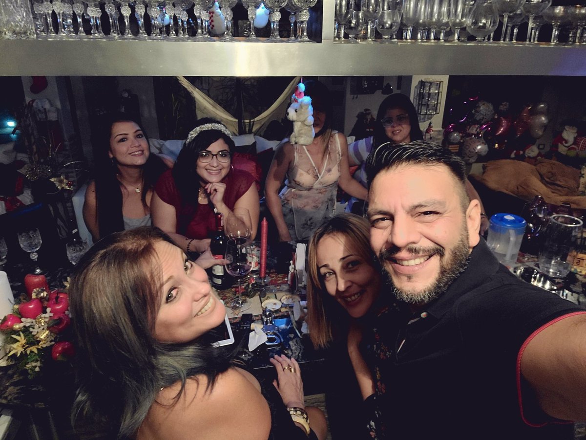 PokerVader's tweet photo. Con permiso, permítanme presumir de nuestra rumbita con @mvguerreror @bywd4 @Camila23812 @sisifrabeta @AlvaroMitrotti @Morwen_dz @Maryzulman @zorayabrandt y directo desde la capital, nada más y nada menos que el Dr @gpmedios .
Pueden seguir con sus idas abstemias https://t.co/ZMcXHuXkRY