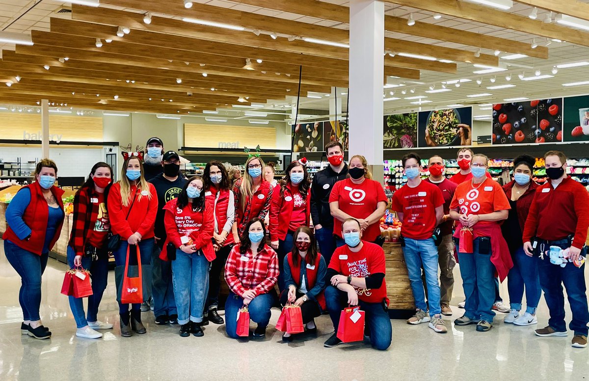 Thank you to our DSD and BPs for swinging by today to recognize all our leaders for everything our store has done to staff, retain, and CARE for our teams as we head in to the busiest time of the year!! #D111 <a href="/lindsaymtrainor/">Lindsay Trainor</a> <a href="/erin_eee/">Erin TeBeest</a> <a href="/AmieKranz/">Amie Kranz</a> <a href="/KestutisJocius/">Kestutis Jocius</a>