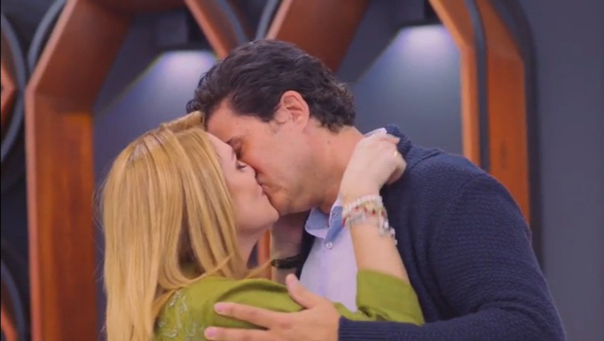 abbieandn's tweet photo. Solo pido más de ellos, los he amado tanto, sinceramente los amé más que cualquier otra pareja anterior, tal vez sea porque soy mega fan de los romances entre adultos (45 años en adelante)
La gran química entre ellos me mató, sus miradas #VencerElPasado #TeamLuca #CarmenChula https://t.co/wyZtIpPN7M