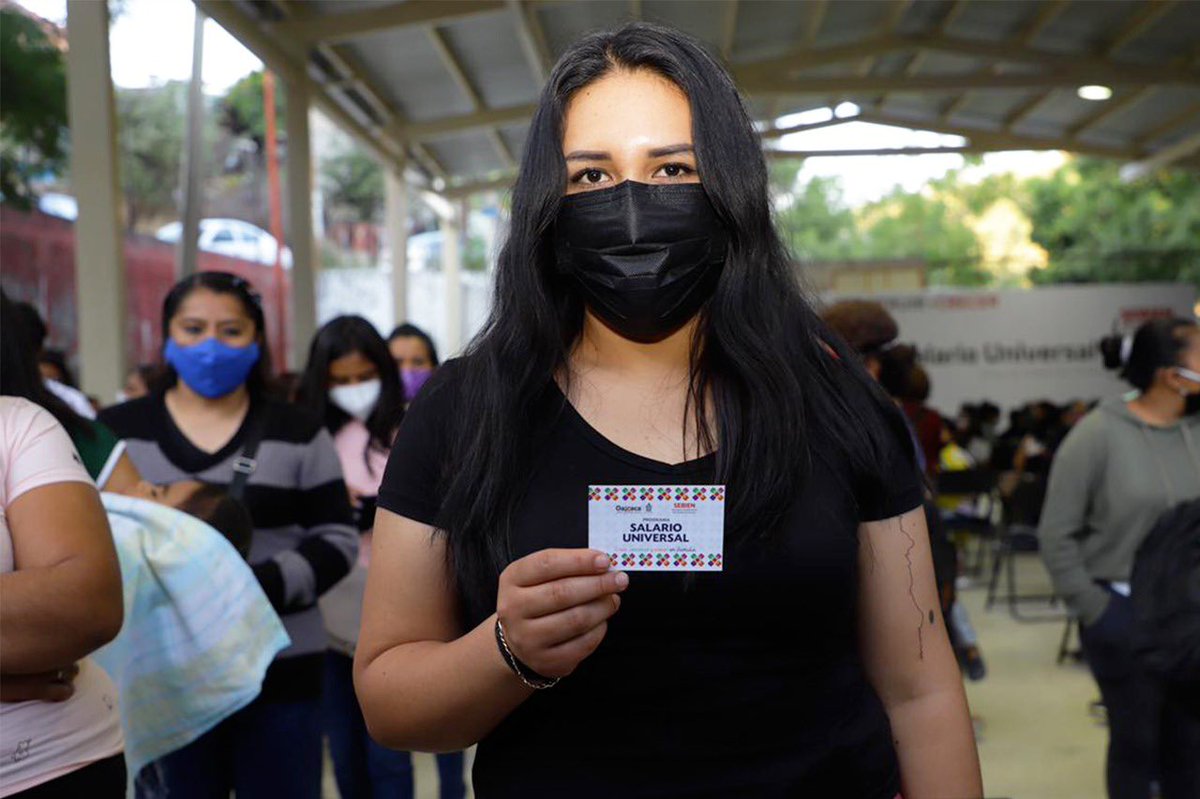 alejandromurat's tweet photo. Creamos políticas públicas en favor de quienes más lo necesitan. Con la entrega de tarjetas, damos inicio al Programa “Salario Universal” para personas en situación de vulnerabilidad; las y los oaxaqueños recibirán apoyos que les permitirán cubrir sus necesidades básicas. https://t.co/56rizU0cRt
