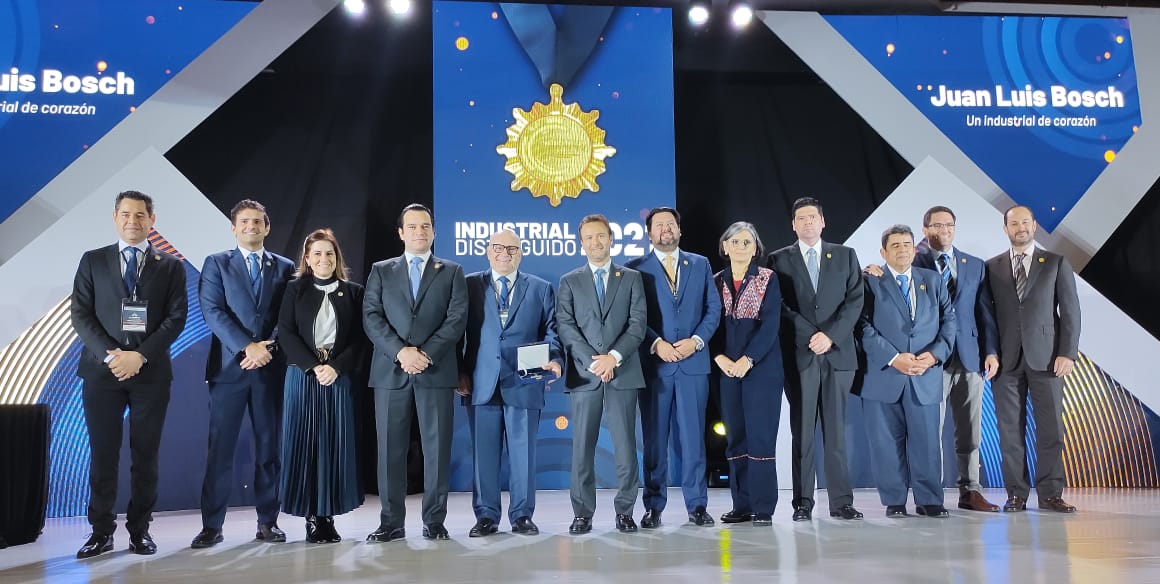 CMICorporacion's tweet photo. Celebramos la distinción otorgada a nuestro presidente Chairman de CMI Capital, Juan Luis Bosch, como Industrial Distinguido 2021 durante el XVI Congreso Industrial de @Industriaguate, en reconocimiento a su amplia trayectoria en beneficio del desarrollo del país. #SomosCMI https://t.co/WM5ZqbGySx