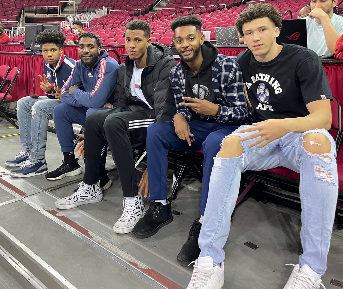 FresnoStateMBB's tweet photo. ’Dogs supporting ’Dogs.

Go @FresnoStateWBB! #GoDogs #ValleyTough https://t.co/J6KSmV60Yd