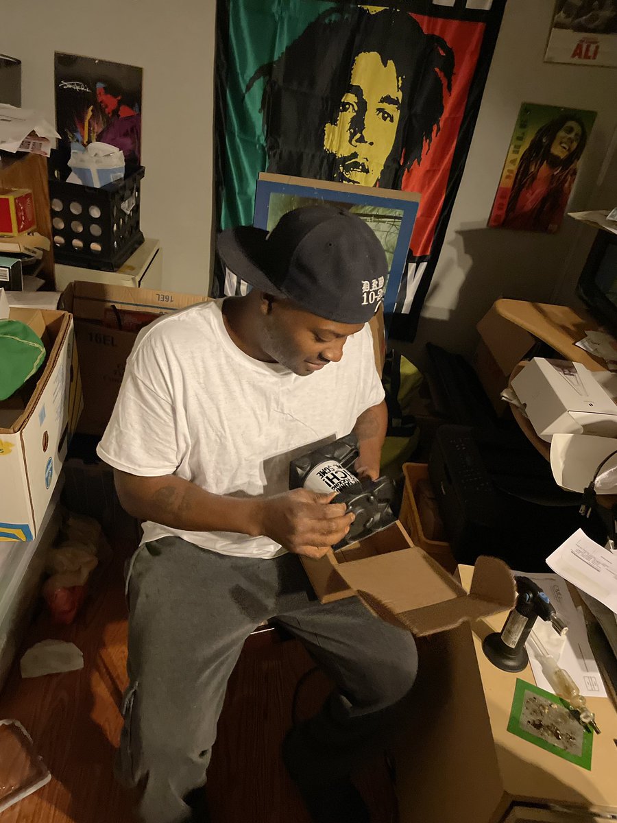DiamondHandYamz's tweet photo. Friends share with friends ! #apelife #LitX #bossblunts @BossBlunts1 #moassSwag #moass #gme #amc #HedgiesGettingWedgies #SHFRF #apeGang passing out the goodies! https://t.co/ZOE6gLThqL