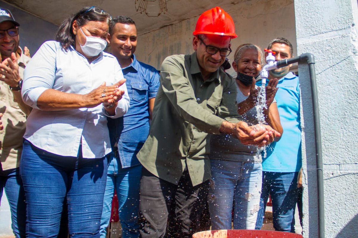 DPublicos's tweet photo. El alcalde de #Maracaibo @willy_casanova, dejó inaugurado el jueves #4Nov, el primer acueducto de la ciudad en el sector Las Trinitarias, llevando alegría a más de 3 mil familias de la Pqa. Francisco Eugenio Bustamante que no contaban con este servicio. 
#ConVosHaremosMás https://t.co/8HV6O0Br7h