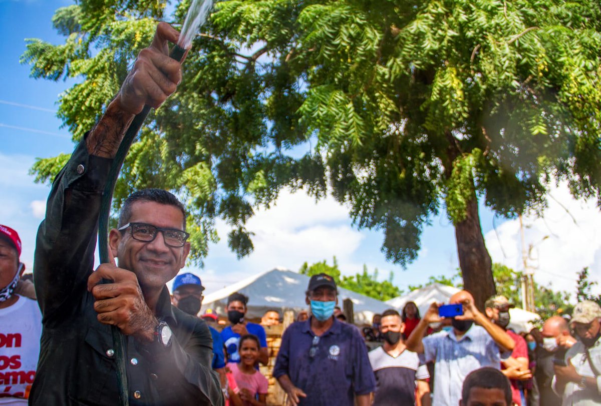 DPublicos's tweet photo. El alcalde de #Maracaibo @willy_casanova, dejó inaugurado el jueves #4Nov, el primer acueducto de la ciudad en el sector Las Trinitarias, llevando alegría a más de 3 mil familias de la Pqa. Francisco Eugenio Bustamante que no contaban con este servicio. 
#ConVosHaremosMás https://t.co/8HV6O0Br7h