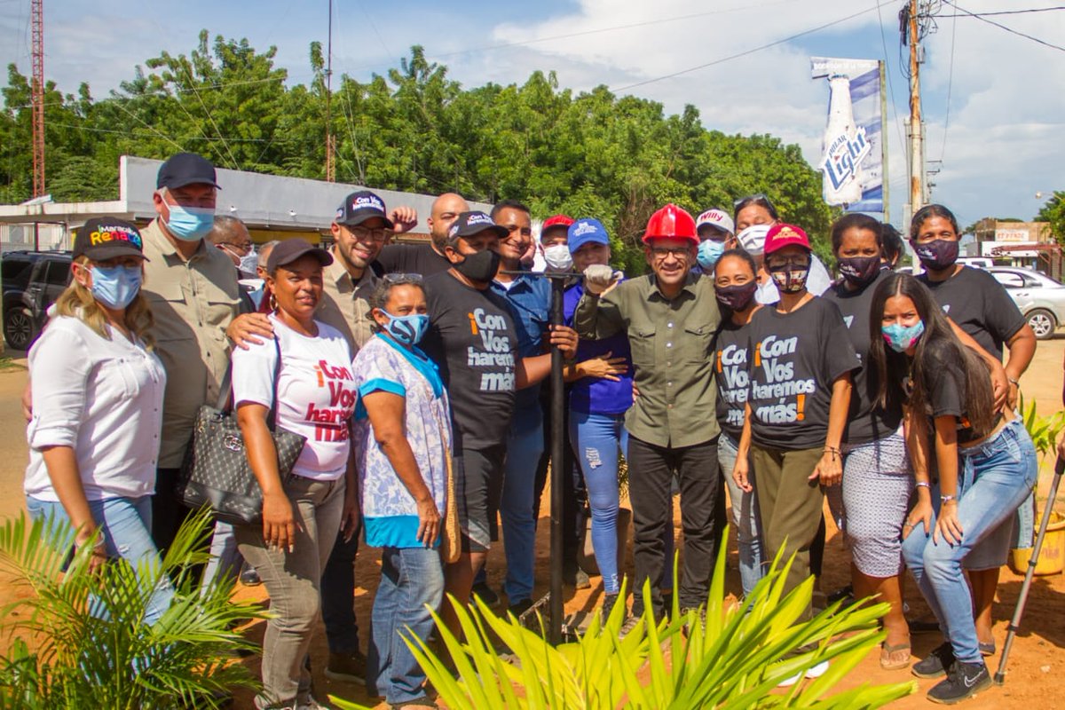 DPublicos's tweet photo. El alcalde de #Maracaibo @willy_casanova, dejó inaugurado el jueves #4Nov, el primer acueducto de la ciudad en el sector Las Trinitarias, llevando alegría a más de 3 mil familias de la Pqa. Francisco Eugenio Bustamante que no contaban con este servicio. 
#ConVosHaremosMás https://t.co/8HV6O0Br7h