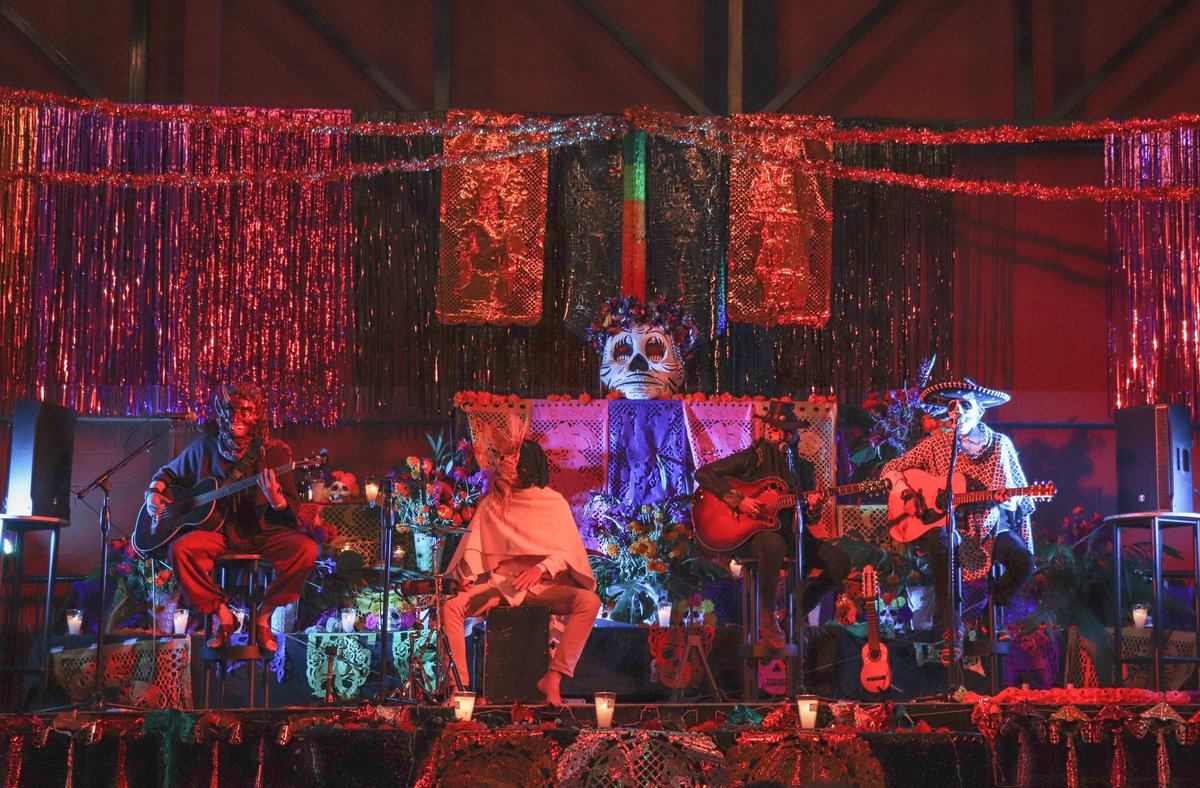 Tiqfun's tweet photo. ¡Gran show de @diablocalavera en el @ForoIndierocks en el Día de Muertos! 

📸: Arturo Gómez. 

#Diablocalavera #Diablocalaveramx #ForoIndieRocks #DíaDeMuertos #Cdmx #IndieRocks #Concierto https://t.co/XtJ13Dmyy6