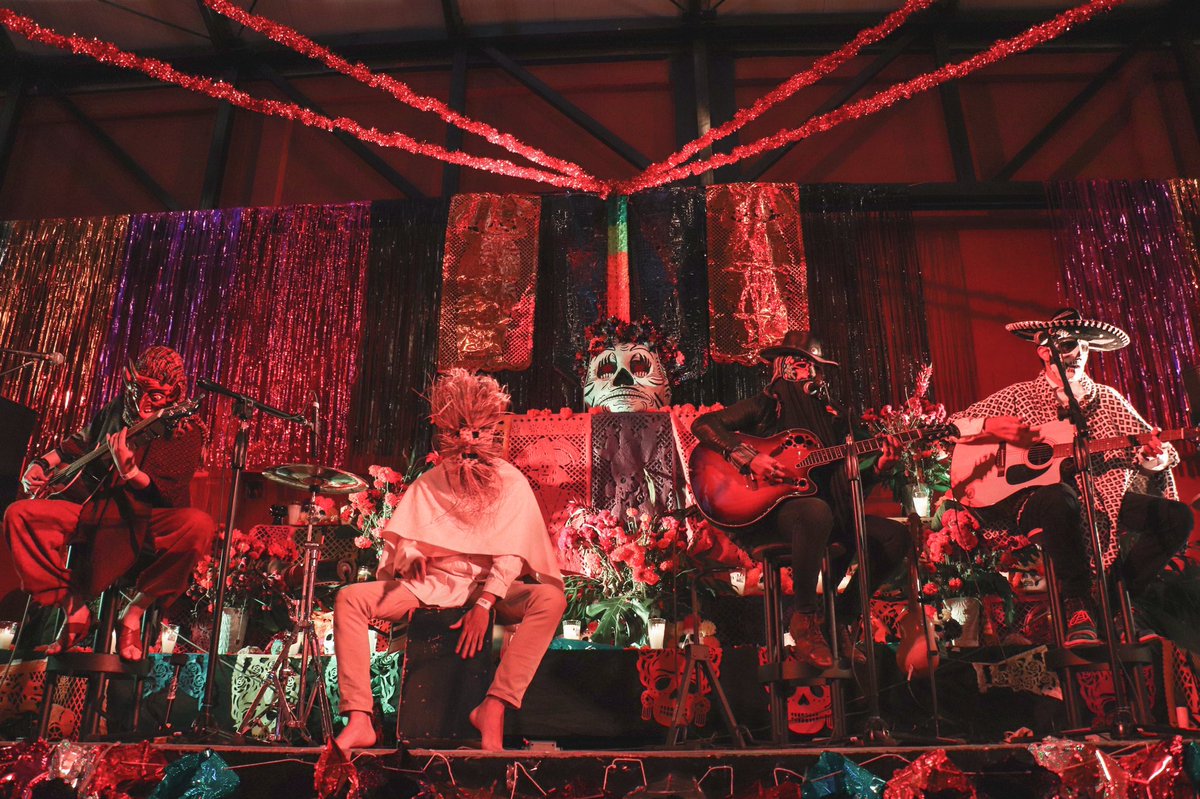 Tiqfun's tweet photo. ¡Gran show de @diablocalavera en el @ForoIndierocks en el Día de Muertos! 

📸: Arturo Gómez. 

#Diablocalavera #Diablocalaveramx #ForoIndieRocks #DíaDeMuertos #Cdmx #IndieRocks #Concierto https://t.co/XtJ13Dmyy6