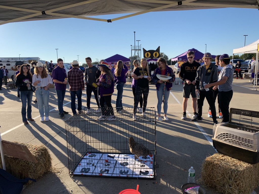 softball_lhhs's tweet photo. Big shoutout to our softball booster club and softball team for winning 1st place in the tailgating competition! Way to show up and represent! Thank you Panther Pit Crew for all the support you do for our students! We appreciate you guys! https://t.co/pni6iOARwl