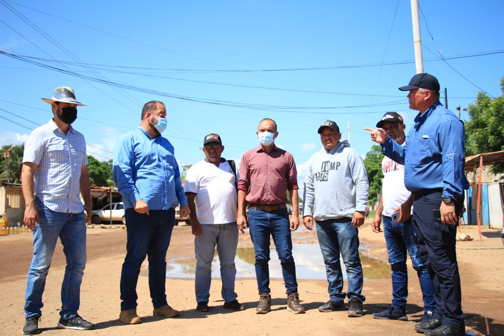 DPublicos's tweet photo. Cumpliendo con el compromiso adquirido por el alcalde @willy_casanova, supervisamos el corredor Musical Los Lirios y la cañada El Caimito, Pqa. Antonio Borjas Romero. Donde ejecutaremos el Plan Patroleo, retiro de desechos sólidos, saneamiento y de la cañada. https://t.co/ZXNWEu1raz