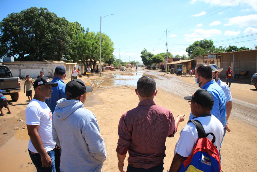 DPublicos's tweet photo. Cumpliendo con el compromiso adquirido por el alcalde @willy_casanova, supervisamos el corredor Musical Los Lirios y la cañada El Caimito, Pqa. Antonio Borjas Romero. Donde ejecutaremos el Plan Patroleo, retiro de desechos sólidos, saneamiento y de la cañada. https://t.co/ZXNWEu1raz