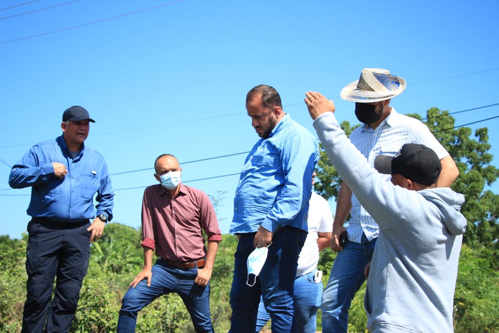 DPublicos's tweet photo. Cumpliendo con el compromiso adquirido por el alcalde @willy_casanova, supervisamos el corredor Musical Los Lirios y la cañada El Caimito, Pqa. Antonio Borjas Romero. Donde ejecutaremos el Plan Patroleo, retiro de desechos sólidos, saneamiento y de la cañada. https://t.co/ZXNWEu1raz