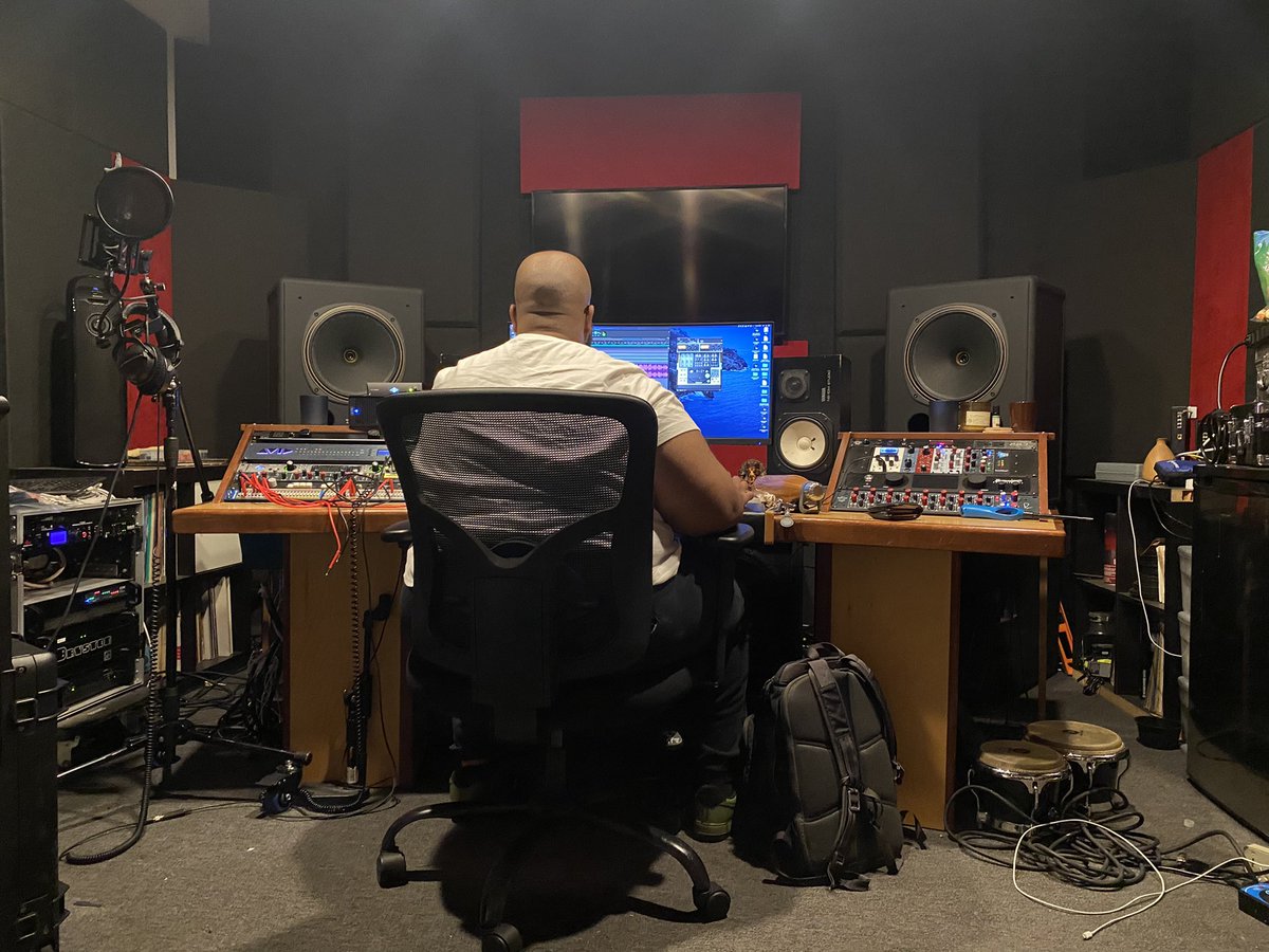 Itsphebeats's tweet photo. The homie keeps upgrading his “spaceship!” Made a stop… I’m listening to some 🔥🔥🔥 unreleased music before we breakdown this desk he’s blessing me with!!! 🦾🦾🦾 #itsPhe #Studio #Beats #Engineer #AudioEngineer #Producer #ProTools #StudioBuild #StudioUpgrades https://t.co/Qn4R6DuVgH