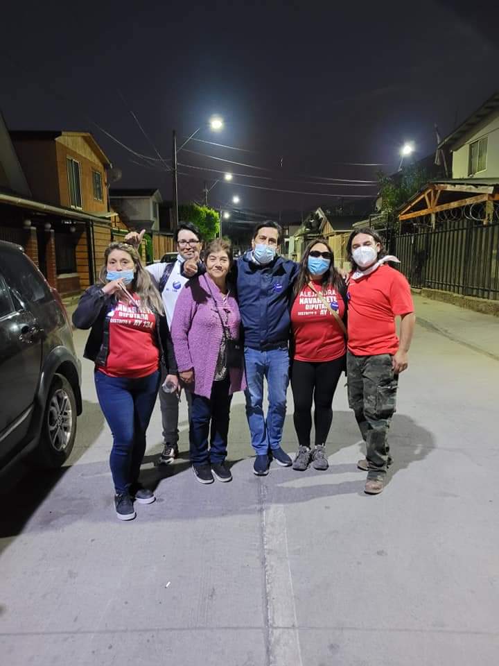 21Davico's tweet photo. #MarcoPresidente 
#ElCambioEsHoy
#YoMarc6
#AlejandraNavarreteDiputada 
Hoy en la población Los Robles de Colina junto a la candidata a Diputada Progresista y abogada Alejandra Navarrete.
Una buena conversa y un mejor puerta a Puerta https://t.co/nf7GqnHz7t