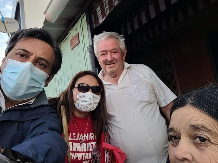 21Davico's tweet photo. #MarcoPresidente 
#ElCambioEsHoy
#YoMarc6
#AlejandraNavarreteDiputada 
Hoy en la población Los Robles de Colina junto a la candidata a Diputada Progresista y abogada Alejandra Navarrete.
Una buena conversa y un mejor puerta a Puerta https://t.co/nf7GqnHz7t