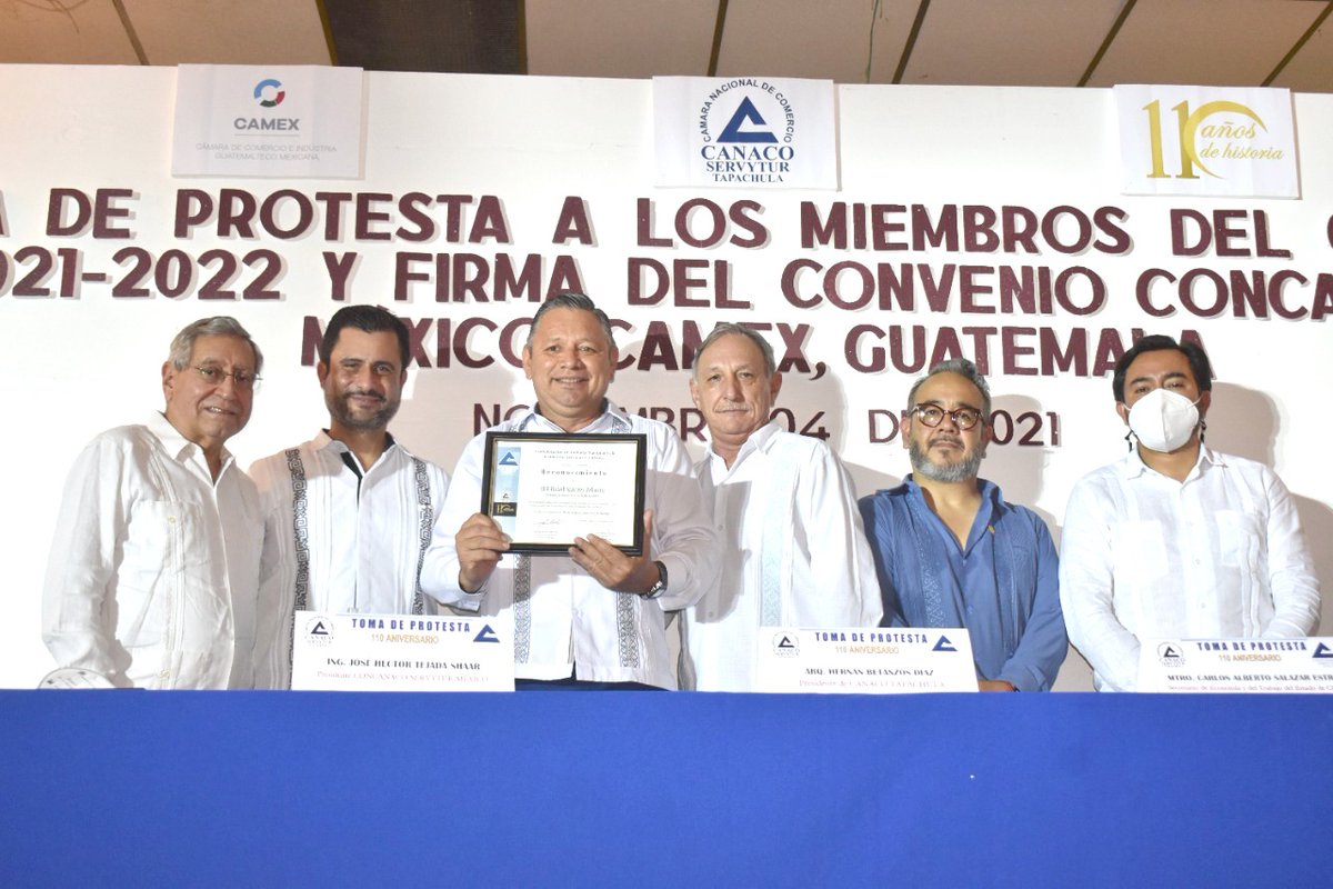 CONCANACO's tweet photo. Durante la Toma de Protesta del Consejo Directivo de Canaco Tapachula, Héctor Tejada, Presidente de Concanaco; participó en la entrega de reconocimientos a invitados distinguidos, Presidentes de Cámaras y Consejeros del estado https://t.co/UE1NdMjHsn