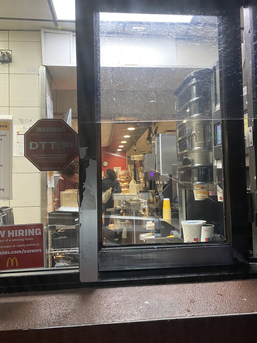 ilaurab's tweet photo. An HOUR FOR A FRIKN SUNDAY at Drive thru  @McDonalds Biscayne &amp; 35 #Miami ?!?!! https://t.co/ecZUMkSkYR
