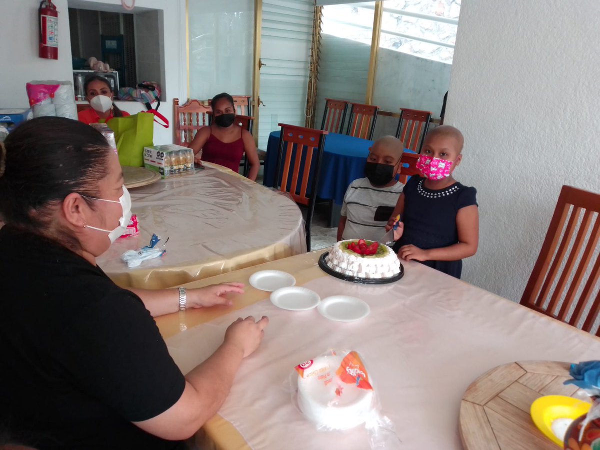 AMANC_GUERRERO's tweet photo. Muchas gracias a la enfermera Perla Chavez y sus amistades por esta bella visita a nuestros niños, con muchas sorpresas, gracias por siempre mantenerse al pendiente de nuestros pequeños.
#somosAMANC 
#Ayuda https://t.co/HRKoIBDscS