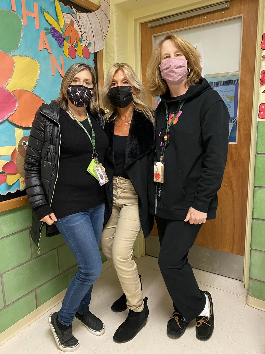 YctUnited's tweet photo. The YCT is wearing black today in solidarity with @OssiningA #FairContractNow @OssiningSchools @AFTunion @nysut @YctUnited https://t.co/vqghQpdA6i