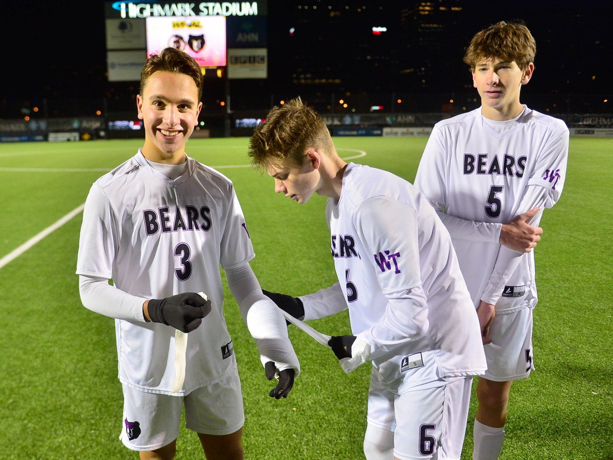 ThompsonFoto12's tweet photo. Broken arm? Championship game? Not a problem. Congratulations Oliver. @ClumberKim @pghsoccernow  #WPIAL https://t.co/Bnc36CWtWw