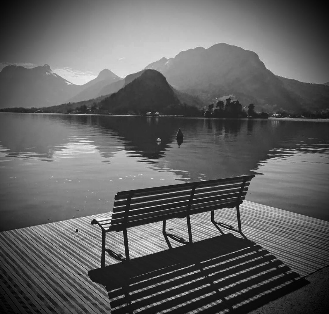 lughlandrus's tweet photo. Un celaje gris inocente rompe la calma de un viejo silencio.
Una ristra de miedos cocidos con el más frío de los hielos.
Una racha de suerte perdida en el tiempo.
Un golpe de viento salado que empapa mi boca de nuevo...
tus recuerdos!
 #poesia https://t.co/41tLVaM9XO
