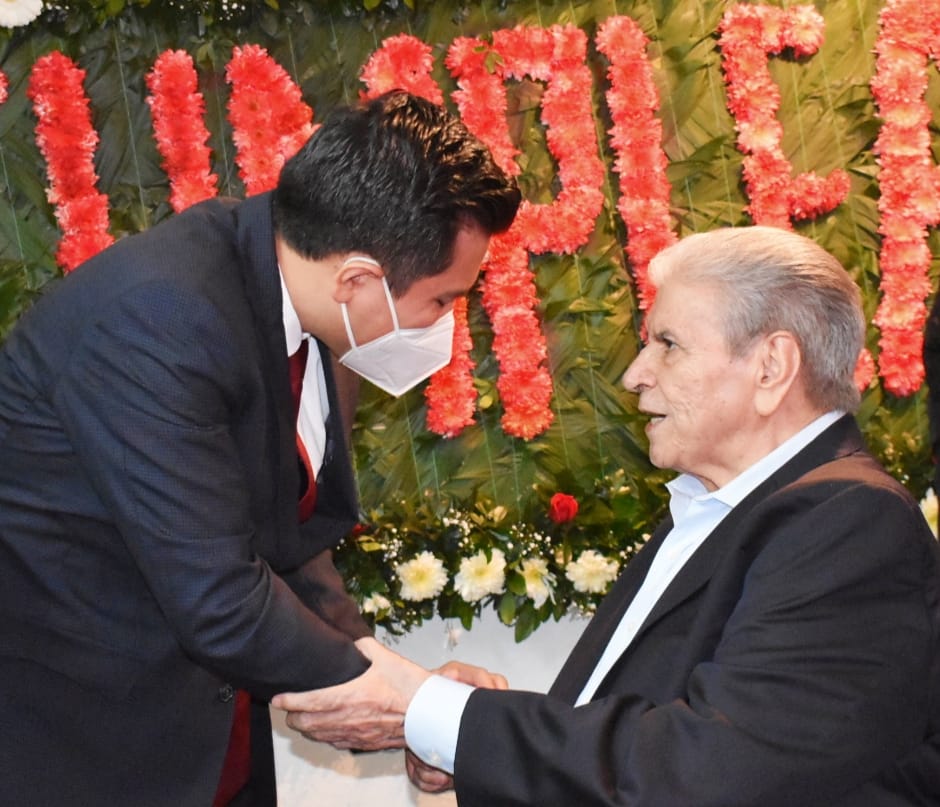 #InformativoRegionalPuebla |Los líderes de la <a href="/CTMPuebla/">CTM_FTPuebla</a> <a href="/leobardosoto/">Leobardo Soto</a> y <a href="/_LeoSoto/">Leo Soto Enríquez</a> acudieron al festejo del cumpleaños de Don <a href="/CarlosAceves_/">Carlos Aceves del Olmo</a>, pieza fundamental para los derechos de las y los trabajadores en #Puebla y a nivel nacional. 🎉🙌🥳