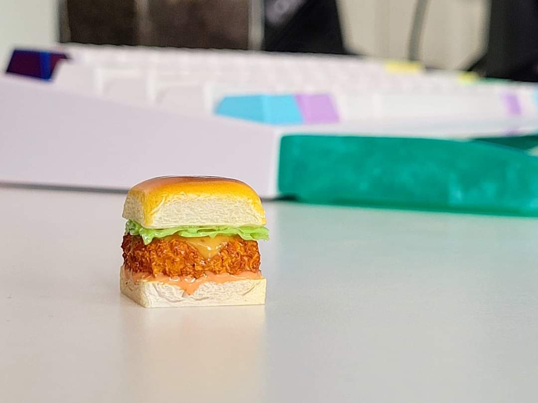 Tasty #ChickenSlider from the Filipino #artisan #keycap kings @ #deviantkeys. I can't wait to see what they come up with next 🤤🍔🍕🍦😋
