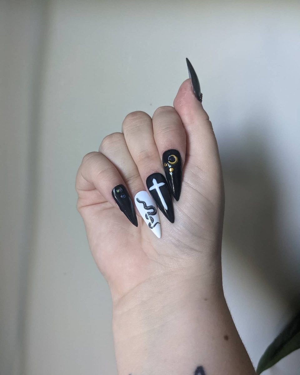 QueerClaws's tweet photo. @DrueDoodles I make press on nails! Link in the bio. https://t.co/FbhiyGVnky