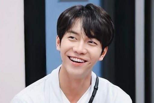 exquisitekdrama's tweet photo. smiling #leeseunggi for #MAMAVOTE, 2021 MAMA https://t.co/vVcgFNp3Bq
